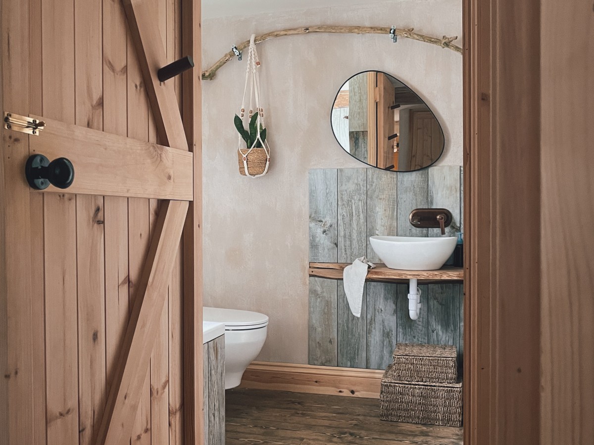 7 Space-Saving Tricks for a Small&nbsp;Bathroom